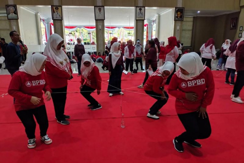 RATUSAN KADER DHARMA WANITA PERSATUAN KOTA BATU IKUTI LOMBA AGUSTUSAN DI AMONG TANI