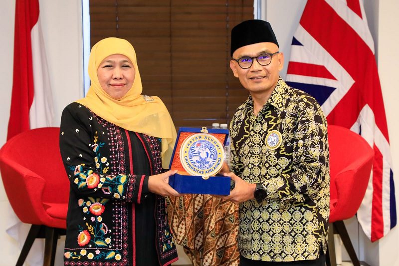 DI LONDON, GUBERNUR KHOFIFAH PESAN IKA UNAIR KUATKAN JEJARING ALUMNI DAN ACADEMIC ACHIEVEMENTS