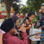 SEMANGAT BERWIRAUSAHA, GURU SD INI SEMPATKAN DIRI BERKELILING JUALAN ES