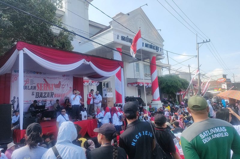 PEMDES JUNREJO ADAKAN GERAK JALAN SEHAT DAN BAZAR RAKYAT