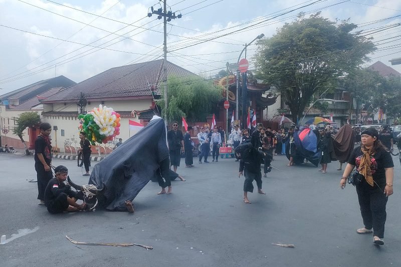 PERTUNJUKAN SENI GEBYAK BANTENGAN NUSWANTARA, SEDOT ANIMO WISATAWAN DI KOTA BATU