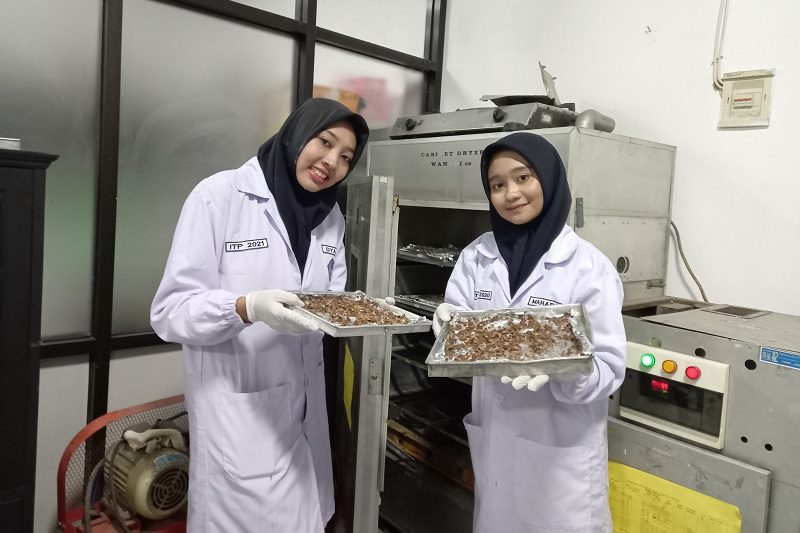 Mahasiswa UMM dan snack bar