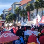 IKUTI GERAK JALAN HEROIK, RIBUAN MASYARAKAT PADATI BALAI KOTA AMONG TANI BATU
