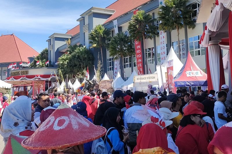 IKUTI GERAK JALAN HEROIK, RIBUAN MASYARAKAT PADATI BALAI KOTA AMONG TANI BATU