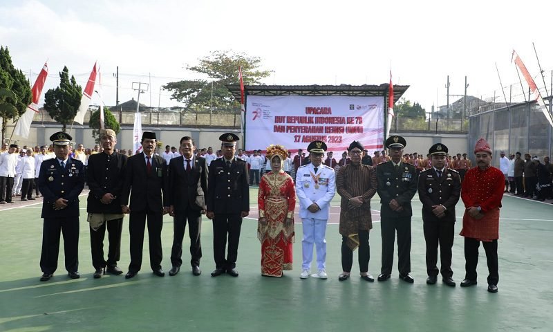 WALI KOTA SUTIAJI SERAHKAN 2.204 REMISI DI HUT RI