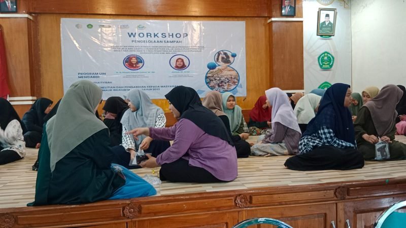637-Tim Qoryah Thoyyibah edukasi pesantren sehat TIM QORYAH THOYYIBAH UIN MALANG CETUSKAN GERAKAN PESANTREN SEHAT DI PONPES ANNAHDLIYAH KARANGPLOSO