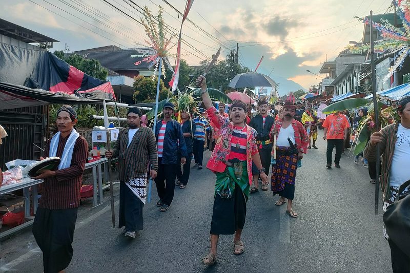 TRADISI ‘NGARAK SELOR’ MERIAHKAN AGUSTUSAN DI JUNREJO KOTA BATU