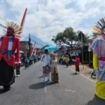 ONDEL-ONDEL KHAS BETAWI TAMPIL DALAM KEMERIAHAN PAWAI KARNAVAL DESA JUNREJO