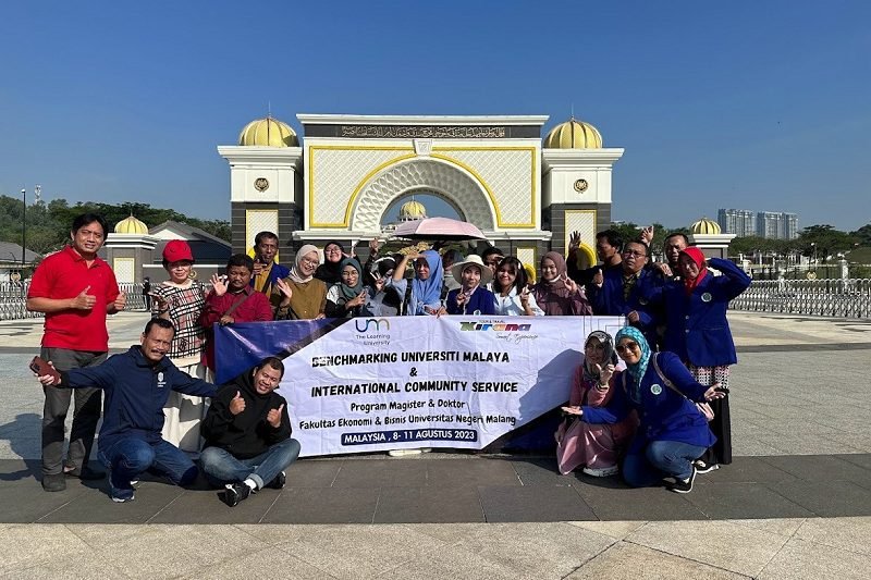 BENCHMARKING UNIVERSITI MALAYA, UPAYA FEB UM MENUJU WORLD CLASS UNIVERSITY