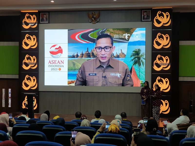 SANDIAGA UNO BUKA SEMINAR DAN EXPO JAMU DI UNIVERSITAS BRAWIJAYA