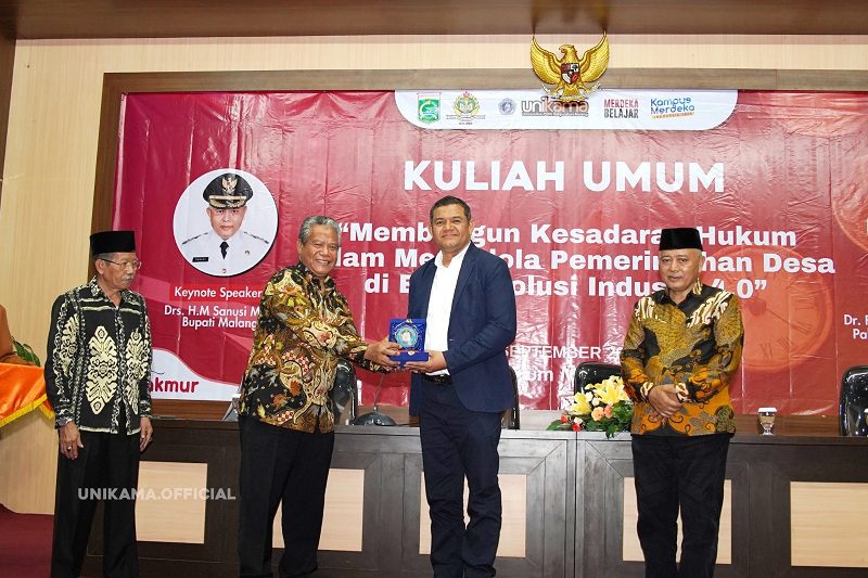 697-Rektor Unikama beri penghargaan ke narasumber UNIKAMA GELAR KULIAH UMUM TATA KELOLA PEMERINTAHAN DESA BERBASIS INTEGRITAS DAN NORMA HUKUM