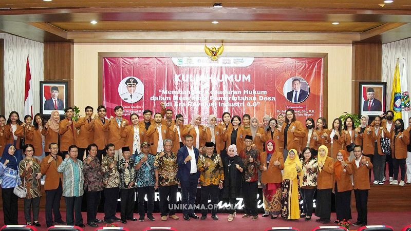 Foto bersama Bupati, jajaran pejabat rektorat & mahasiswa Unikama