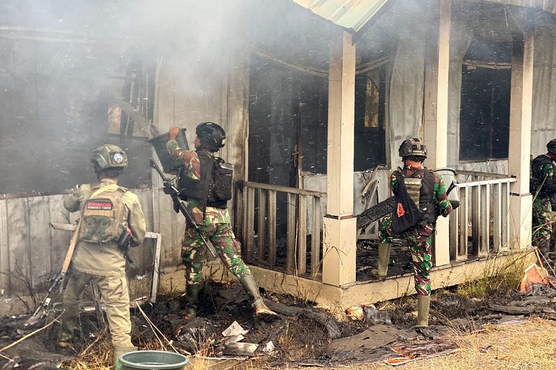 709-TNI memadamkan pembakaran Perumahan Nakes RSUD Ilaga KSTP BERULAH BAKAR PERUMAHAN TEWAS DITINDAK APARAT DI ILAGA