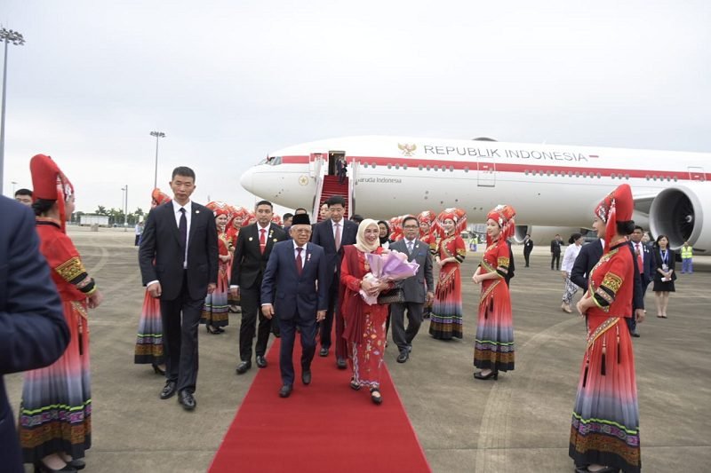 WAKIL KETUA KONGRES RAYA NASIONAL PROVINSI GUANGXI SAMBUT KEDATANGAN WAPRES DI NANNING