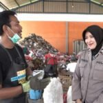 ANGGOTA POLWAN POLRES PONOROGO BERSAMA WARGA UBAH SAMPAH JADI PRODUK EKONOMIS