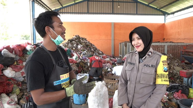 737-Briptu Veronita Anjar Rianto ANGGOTA POLWAN POLRES PONOROGO BERSAMA WARGA UBAH SAMPAH JADI PRODUK EKONOMIS