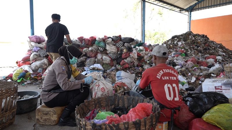 Di antara gunungan sampah