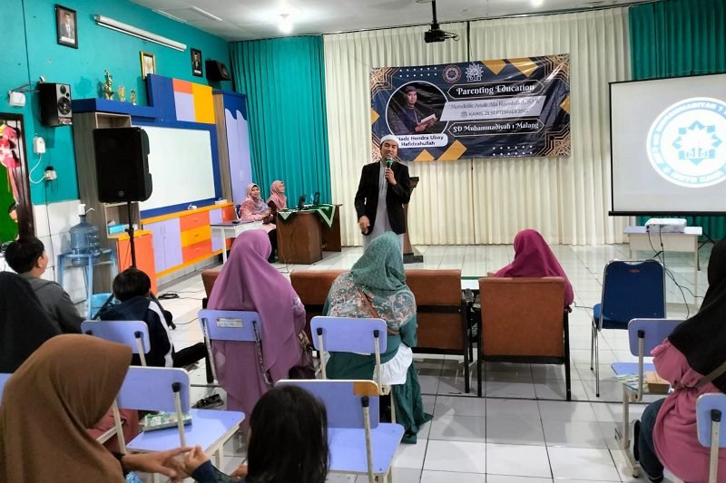 SD MUHAMMADIYAH 1 MALANG TELADANI CARA RASULLULLAH MENDIDIK ANAK MELALUI KAJIAN PARENTING EDUCATION
