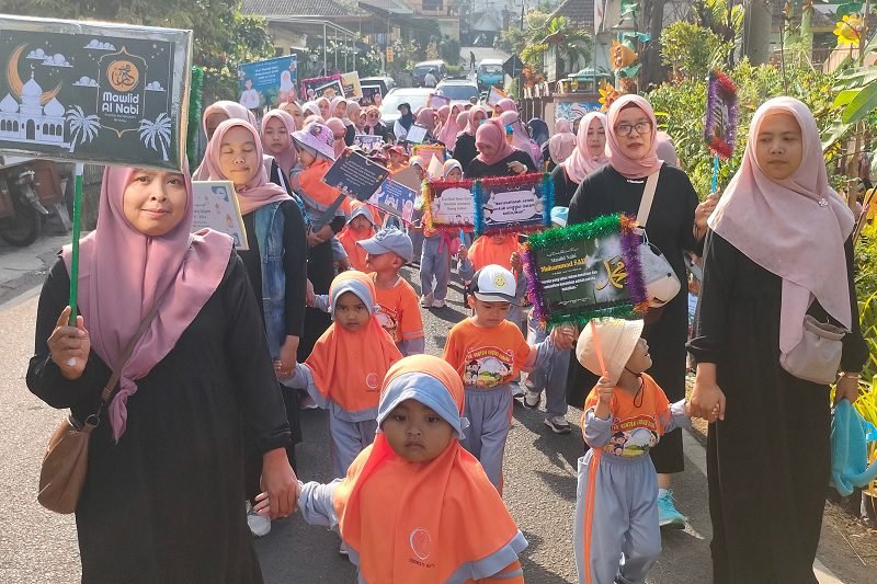 RATUSAN SISWA RA-KB IKUTI PAWAI MAULID DI SIDOMULYO BATU