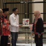 BERI BANTUAN MODAL, PJ WALI KOTA WAHYU DORONG BURUH PABRIK MAKIN SEJAHTERA