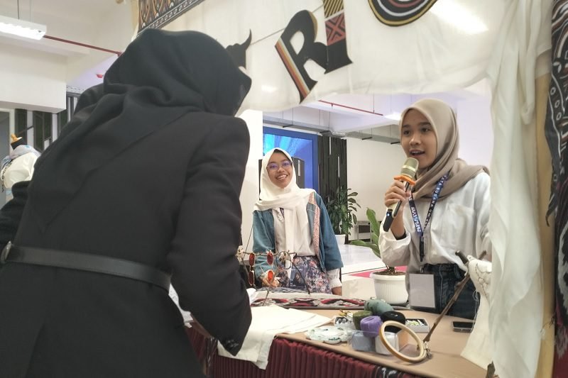 MAHASISWA TATA BUSANA UM EKSPLORE FESYEN KHAS INDONESIA MELALUI MULTIVERSE COMPETITION