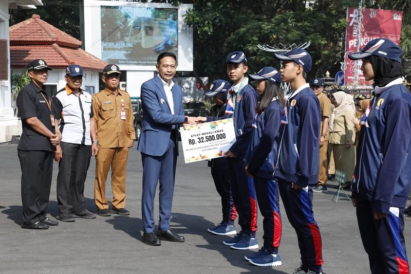 PJ WALI KOTA MALANG SERAHKAN BONUS ATLET PORPROV JATIM