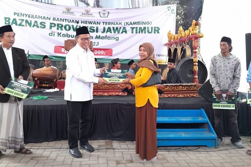 BAZNAS JATIM SERAHKAN BANTUAN HEWAN TERNAK KAMBING 150 JUTA DI PESANTREN RAKYAT AL-AMIN