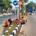 JELANG HARI JADI KOTA BATU KE-22, BPBD BATU GOTONG ROYONG PENGECATAN KANSTIN JALAN