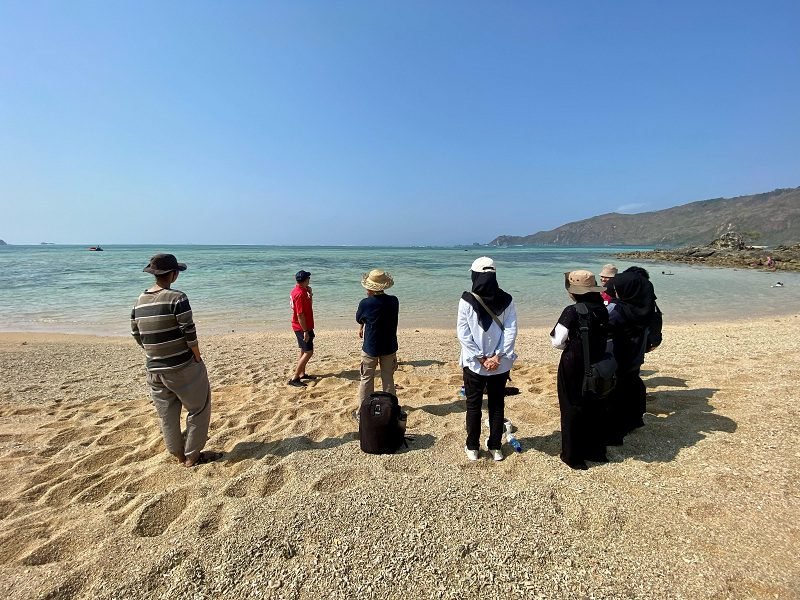 DUKUNG #WASTE4CHANGE, PEMBALAP MOTOGP 2023 LAKUKAN BEACH CLEANING DAN CORAL PLANTING DI PANTAI KUTA MANDALIKA