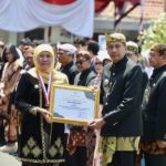 PEDULI HAM, PJ WALI KOTA MALANG TERIMA PENGHARGAAN DARI GUBERNUR KHOFIFAH