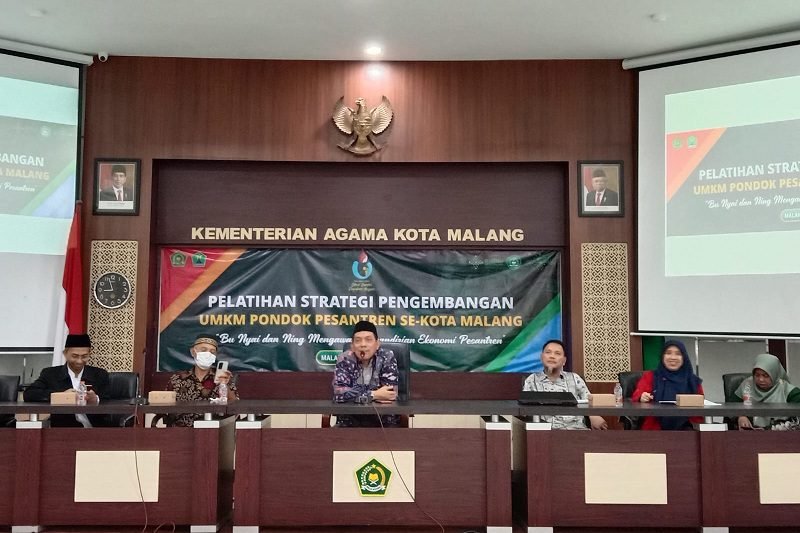 BU NYAI DAN NENG PESANTREN IKUTI PELATIHAN STRATEGI PENGEMBANGAN UMKM PONPES SE-KOTA MALANG,