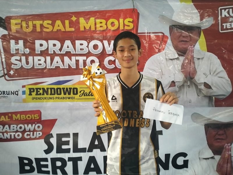 MAHASISWA PENDIDIKAN OLAHRAGA UNESA RAIH PEMAIN TERBAIK EVENT FUTSAL MBOIS