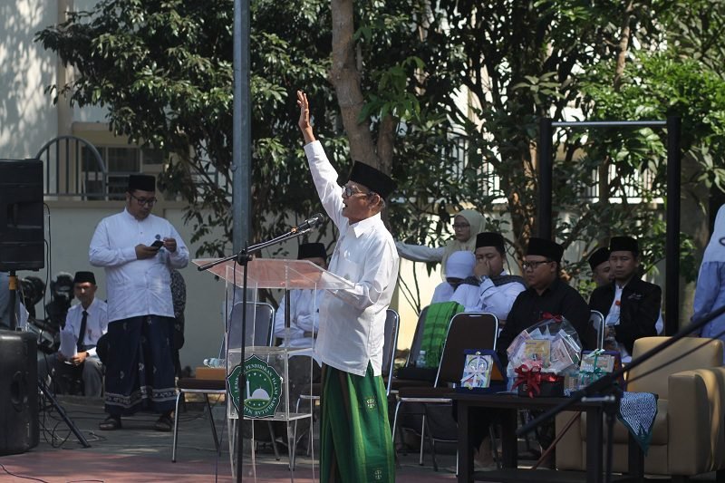 KH ZAWAWI IMRON HADIRI APEL HARI SANTRI LPI SABILILLAH MALANG