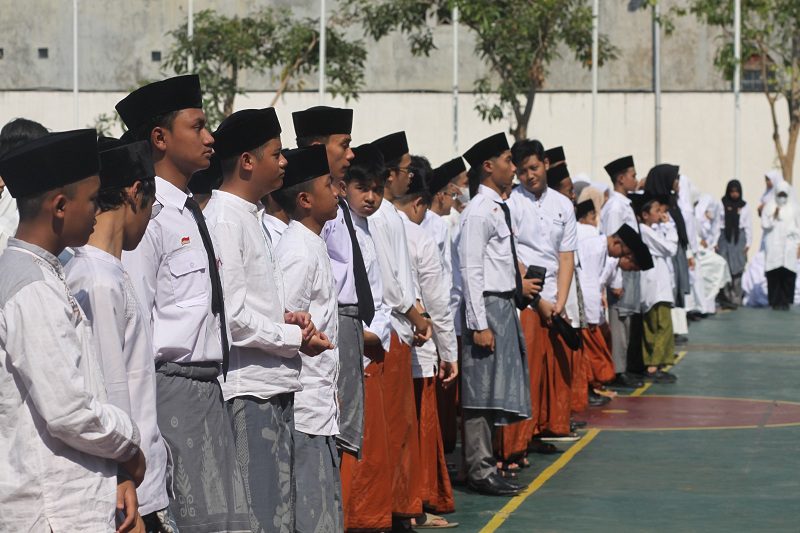 Para siswa LPI Sabilillah mengikuti apel Hari Santri