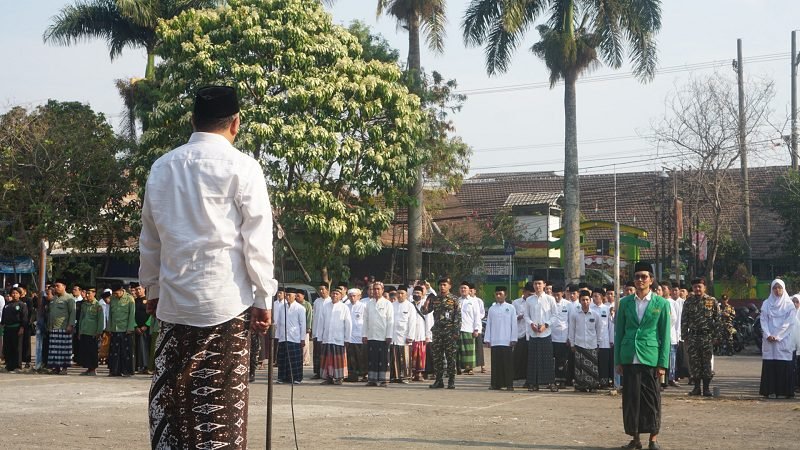 PERTUNJUKAN DRUMBAND DAN ATRAKSI PAGAR NUSA WARNAI APEL HSN MWC NU LOWOKWARU