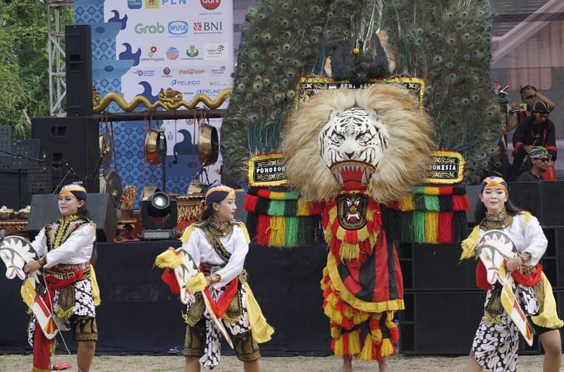 SAJIKAN RAGAM TRADISIONAL, PASAR JUANG MERIAHKAN DIES NATALIS KE-63 ITS