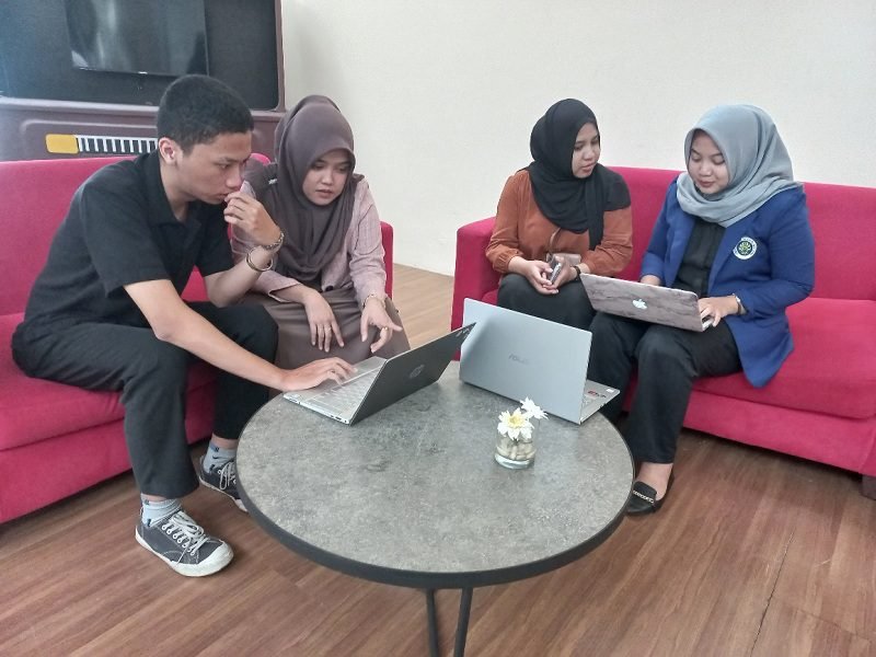 TIM PKM UM BERI EDUKASI PENGELOLAAN KEUANGAN KEPADA UMKM SADE ARCH DESIGN AND BUILDING