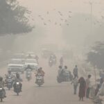 ALAMI POLUSI PARAH, PASAR DAN SEKOLAH SELURUH KOTA DI PAKISTAN TIMUR DITUTUP