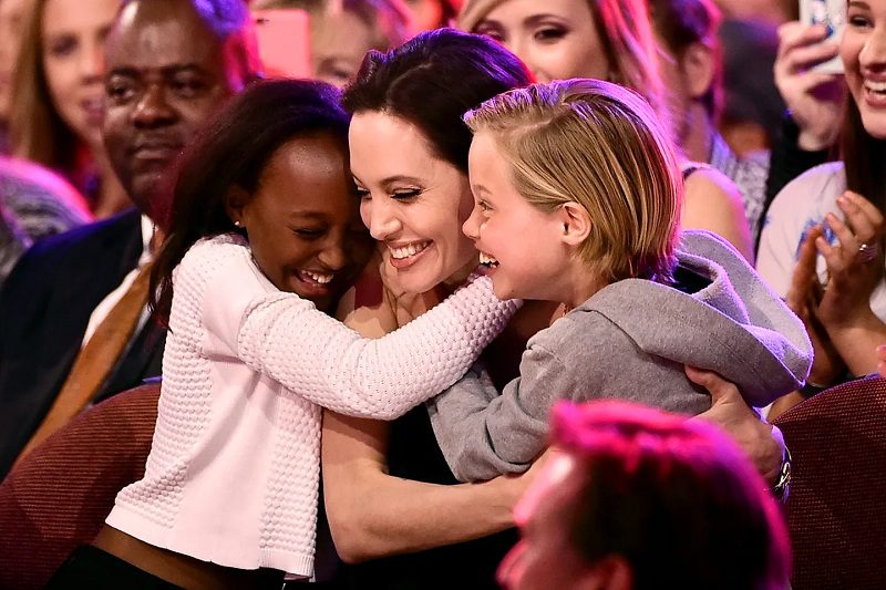 Angelina Jolie dengan anak kandung dan anak angkatnya