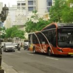 PEMKOT SURABAYA SEDIAKAN BUS LISTRIK GRATIS UNTUK PENONTON PD U-17