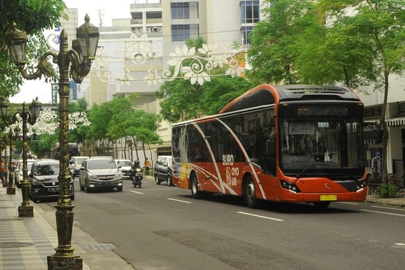 PEMKOT SURABAYA SEDIAKAN BUS LISTRIK GRATIS UNTUK PENONTON PD U-17