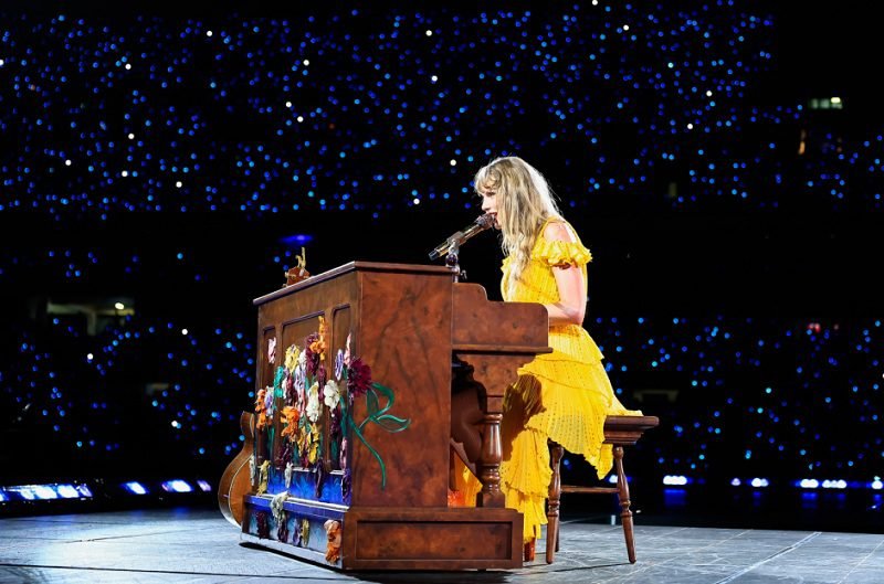 TAYLOR SWIFT BAWAKAN ‘BIGGER THAN THE WHOLE SKY’, DIDEDIKASIKAN UNTUK PENGGEMARNYA YANG MENINGGAL SAAT KONSER