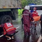 AMBULANS TABRAK TRUK PENGANGKUT TABUNG OKSIGEN, 3 LUKA
