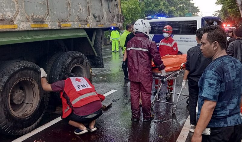 AMBULANS TABRAK TRUK PENGANGKUT TABUNG OKSIGEN, 3 LUKA