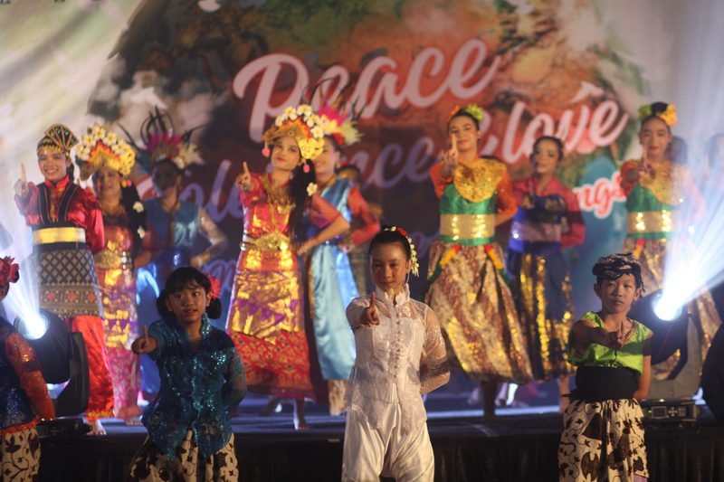 RATUSAN ANAK LINTAS AGAMA SEMARAKKAN PENTAS BUDAYA PERINGATAN HARI TOLERANSI INTERNASIONAL 2023