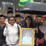 ALMARHUM EDDY RUMPOKO SEMPAT BERPESAN AGAR DIBELIKAN BAJU BERWARNA HITAM