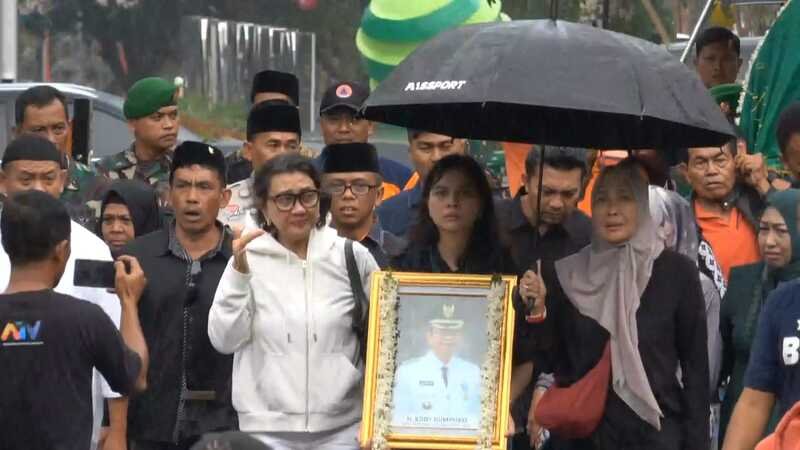 ALMARHUM EDDY RUMPOKO SEMPAT BERPESAN AGAR DIBELIKAN BAJU BERWARNA HITAM