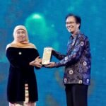 REKTOR ITS TERIMA PENGHARGAAN TOKOH PENINGKATAN MUTU PENDIDIKAN JATIM