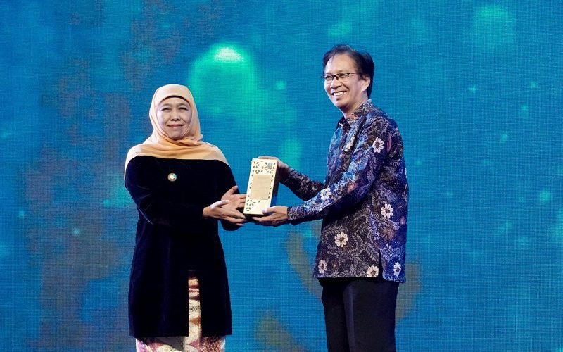 REKTOR ITS TERIMA PENGHARGAAN TOKOH PENINGKATAN MUTU PENDIDIKAN JATIM