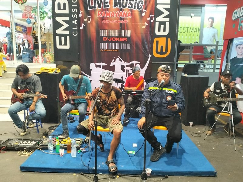 POLRESTA MALANG KOTA BERSAMA D'JOKER WARNAI KEMERIAHAN DESEMBER CERIA